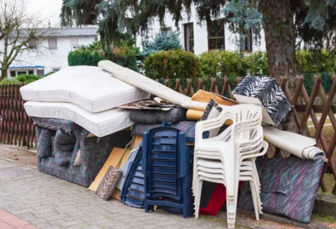 déchets encombrants au long de la route