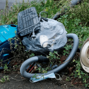 déchets electriques au long de la route