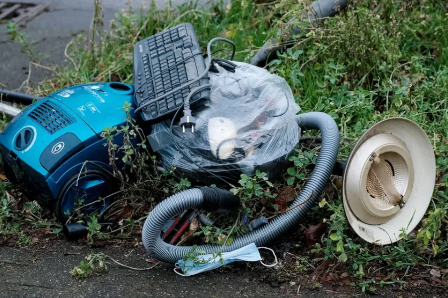 déchets electriques au long de la route